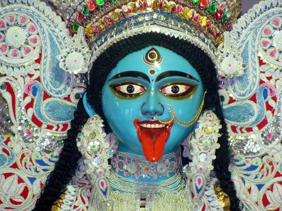 বিশ্বাস করা হয় যারা প্রতি বছর এক বিশেষ দিনে মায়ের আরাধনা করেন, তাদের পারিবারিক জীবনে তো বটেই, সেই সঙ্গে কর্মজীবনেও খারাপ শক্তির প্রভাব কমতে শুরু করে। ফলে প্রফেশনাল ফিল্ডে উন্নতির স্বাদ পেতে সময় লাগে না। বিশ্বাস রয়েছে যে প্রতিদিন এক মনে মায়ের নাম নিলে জীবন পথে চলতে চলতে সামনে আসা যে কোনও বাঁধা সরে যেতেও সময় লাগে না। (Photo collected) বিশ্বাস করা হয় যারা প্রতি বছর এক বিশেষ দিনে মায়ের আরাধনা করেন, তাদের পারিবারিক জীবনে তো বটেই, সেই সঙ্গে কর্মজীবনেও খারাপ শক্তির প্রভাব কমতে শুরু করে। ফলে প্রফেশনাল ফিল্ডে উন্নতির স্বাদ পেতে সময় লাগে না। বিশ্বাস রয়েছে যে প্রতিদিন এক মনে মায়ের নাম নিলে জীবন পথে চলতে চলতে সামনে আসা যে কোনও বাঁধা সরে যেতেও সময় লাগে না। (Photo collected)