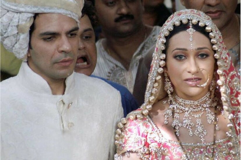 সঞ্জয় ও করিশমার ১১ বছরের সাংসারিক জীবনে ইতি পড়ার পরে ২ বছর আলাদা ছিলেন তার ঠিক ২ বছর পরে ১৩ জুন ২০১৬ আইনত তাঁদের মধ্যে বিচ্ছেদ হয়েছিল ৷ এখন তাঁরা নিজের নিজের জীবন যাপন করছেন ৷ ছবি সংগৃহীত ৷