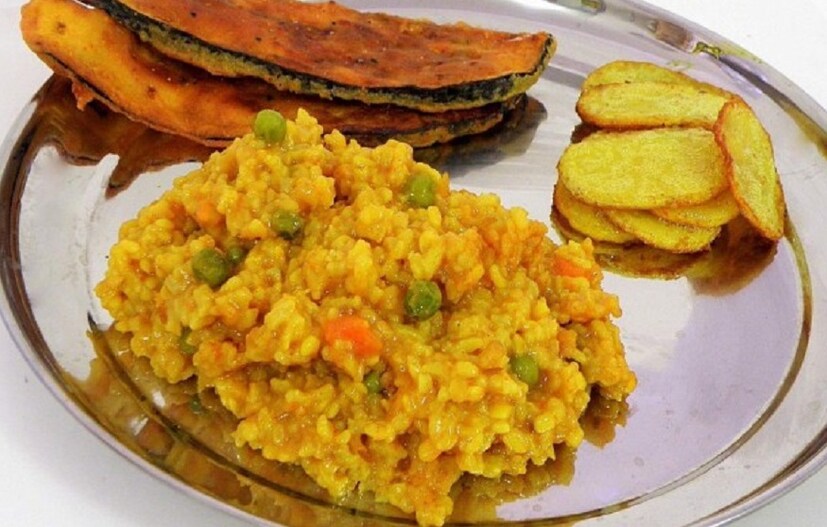 আমিষ আহার গ্রহণ করবেন না ৷ বলা হয়, দোলের দিন নারায়ণের উদ্দেশে সিন্নি নিবেদন করুন ৷ এরি সঙ্গে রাতের দিকে খিচুড়ি ভোগ নিবেদন করুন ৷ কিন্তু ভুলেও আমিষ আহার গ্রহণ করবেন না ৷