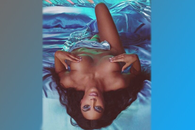 কিম কার্দাশিয়ান মানেই বিতর্ক ৷ এবারও তার ব্যতিক্রম হল না ৷ একটি প্রসাধনী সামগ্রীর শ্যুটে নগ্ন হলেন কিম ৷ নীল রংটি প্রাধান্য পেয়েছে ছবিতে ৷ এক ঝলক দেখে মনে হবে কিম কোন জলাশয়ে নিজেকে ভাসিয়েছেন ৷ তবে তেমন নয় ৷ সিল্কের চাদরে নিজেকে মুড়ে রেখেছেন কিম ৷ Photo Courtesy: Instagram