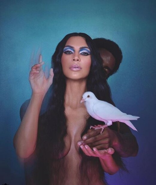 শান্তি দূত হিসেবে মেলে ধরেছেন কিম ৷ হাতের পায়েরাই তার প্রতীক ৷ তবে প্রশ্নটা উঠেছিল যেই বিষয়টি নিয়ে সেটি মন দিয়ে দেখুন ৷ চোখের মেকআপটি এত উজ্জ্বল করা হয়েছে প্রোডাক্ট ব্র্যান্ডিং-এর জন্য ৷ কিন্তু তার জন্য এমন নগ্ন শরীররে কি প্রয়োজন ছিল ? তবে মডেল যখন কিম, তখন তো এমন হওয়ারই কথা ৷ Photo Courtesy: Instagram