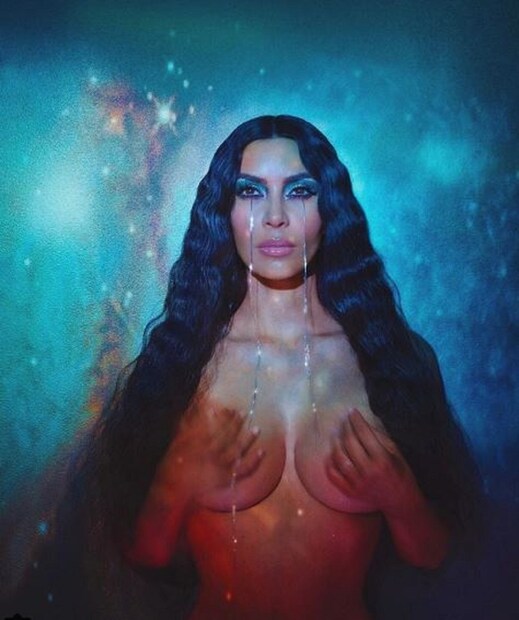 চোখে জল কেন কিমের ? না তেমন নয় ৷ এটিও ছবির কারসাজি ৷ চোখের মেকআপ দেখানোর জন্য এমন পন্থা অবলম্বন করেছেন চিত্রগ্রাহক ৷ Photo Courtesy: Instagram