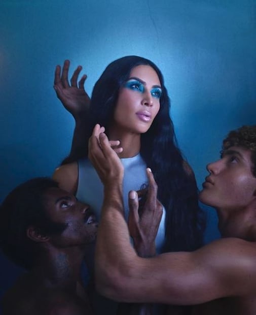 এবার কিছুটা দেবী রূপে নিজেকে তুলে ধরেছেন কিম এবং তাঁর চিত্রগাহক ৷  Photo Courtesy: Instagram