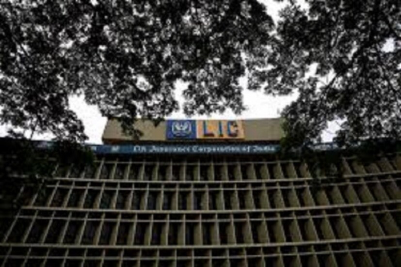 ২. চেক বা ডিমান্ড ড্রাফ্ট LIC -র নামে করার পাশাপাশি দেখে নেবেন যে পলিসির জন্য প্রিমিয়াম দিচ্ছেন সেই পলিসি নম্বর যেন লেখা থাকে ৷ যদি একাধিক পলিসির প্রিমিয়াম দেওয়ার জন্য একটি চেক দেন তাহলে একটি পলিসি নম্বর চেকের প্রথম পাতায় যেন লেখা থাকে ৷ বাকিগুলো চেকের পিছনের পাতায় লিখলেও হবে ৷