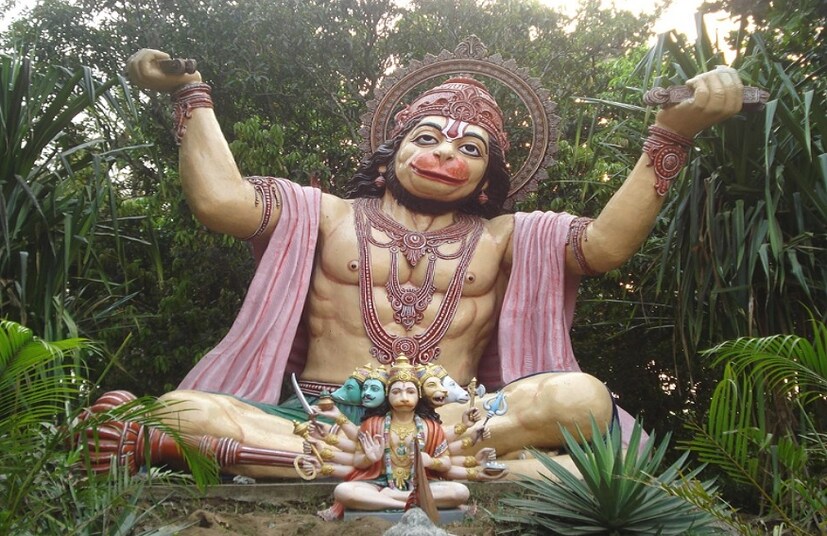 কথাতেই বলে, হনুমান মানেই সংকটমোচন৷ মনের মতো চাকরি পেতে এবং নেতিবাচক শক্তির প্রভাব থেকে বাঁচতে হনুমান মন্ত্র অসাধারণ ফল দেয়। শুধু তাই নয়, কর্মক্ষেত্রে সাফল্যের জন্যও শক্তিশালী মন্ত্রটি সাহায্য করতে পারে। প্রসঙ্গত, মন্ত্রটি মঙ্গলবার থেকে পাঠ করা শুরু করতে হবে। হনুমানের ফটো বা মূর্তির সামনে বসে এক মনে কম করে ১০ বার পাঠ করতে হবে মন্ত্রটি। মন্ত্রটি হল- 'ওম শ্রী বজ্রধেয়ায়া রামাভক্তায়া বায়ুপুত্রায়া নমস্তুতে।'
