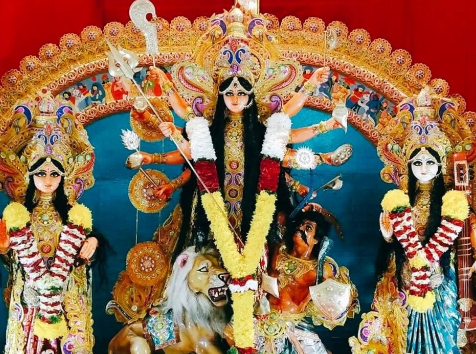 • মালয়েশিয়ার রিক্রিয়েশন ক্লাবের পুজো হচ্ছে জমিয়ে ৷ রোজই থাকছে নানারকম অনুষ্ঠান ৷ ষষ্ঠীর দিন আনন্দমেলা ৷ সেখানে রয়েছে বাড়িতে বানানো খাবারের নানারকম সম্ভার ৷ শুধু এই নয়, গয়না-পোশাক সবই বিক্রি হচ্ছে সেখানে ৷ ছবি: স্মিতা চট্টোপাধ্যায় ৷ • মালয়েশিয়ার রিক্রিয়েশন ক্লাবের পুজো হচ্ছে জমিয়ে ৷ রোজই থাকছে নানারকম অনুষ্ঠান ৷ ষষ্ঠীর দিন আনন্দমেলা ৷ সেখানে রয়েছে বাড়িতে বানানো খাবারের নানারকম সম্ভার ৷ শুধু এই নয়, গয়না-পোশাক সবই বিক্রি হচ্ছে সেখানে ৷ ছবি: স্মিতা চট্টোপাধ্যায় ৷