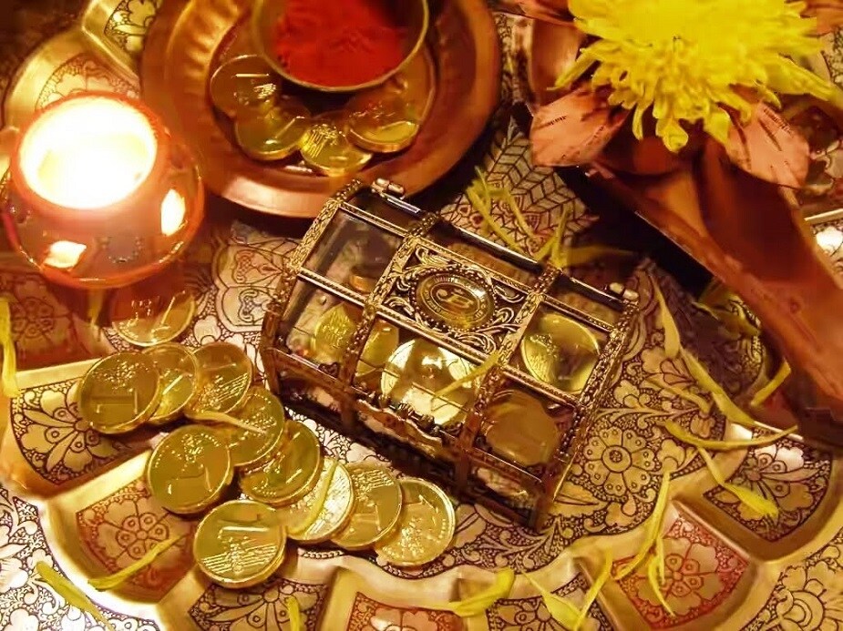 কথিত রয়েছে, ধনতেরসের দিন রাজা হিমার পুত্রবধূ তাঁর স্বামীকে বাঁচিয়ে ছিলেন যমরাজের কোপ দৃষ্টি থেকে। যে ঘরে তাঁর স্বামী ছিলেন তার দরজার কাছে সোনা, রূপা, প্রদীপ ইত্যাদি সাজিয়ে রেখে ঘরটিতে উজ্জ্বল করে তোলেন। আর ঘরের উজ্জ্বলতা দেখে ফিরে যান যমরাজ। এই ঘটনা ঘিরেই ধনতেরসের সোনা , রূপা কেনবার প্রচলন রয়েছে। (Photo collected) কথিত রয়েছে, ধনতেরসের দিন রাজা হিমার পুত্রবধূ তাঁর স্বামীকে বাঁচিয়ে ছিলেন যমরাজের কোপ দৃষ্টি থেকে। যে ঘরে তাঁর স্বামী ছিলেন তার দরজার কাছে সোনা, রূপা, প্রদীপ ইত্যাদি সাজিয়ে রেখে ঘরটিতে উজ্জ্বল করে তোলেন। আর ঘরের উজ্জ্বলতা দেখে ফিরে যান যমরাজ। এই ঘটনা ঘিরেই ধনতেরসের সোনা , রূপা কেনবার প্রচলন রয়েছে। (Photo collected)
