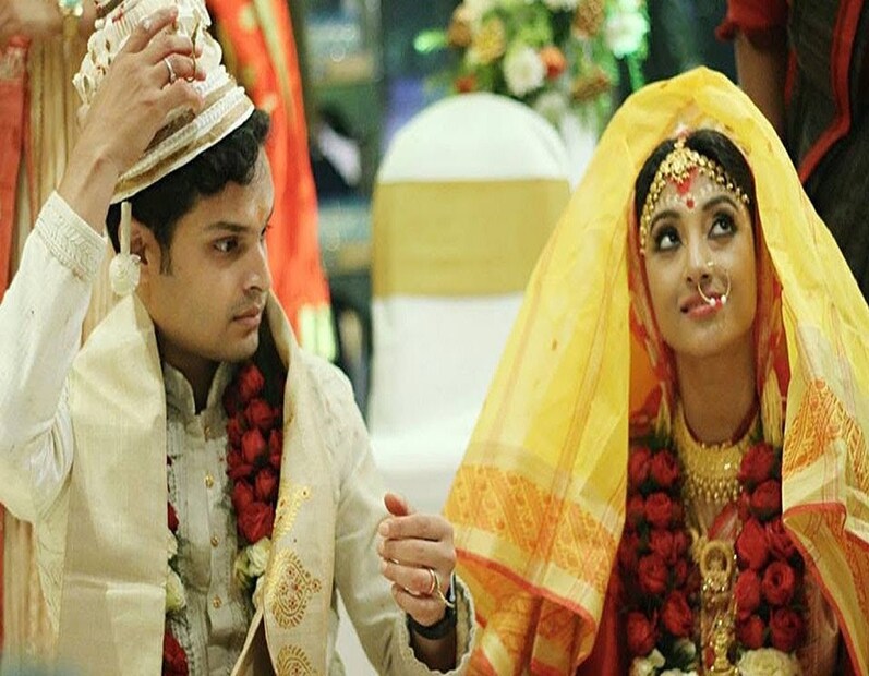 পাওলি-অর্জুন-- গত ডিসেম্বরেই গাঁটছড়া বেঁধেছেন টলিটাউনের 'হার্টথ্রব' পাওলি আর অসমের ব্যবসায়ী অর্জুন।  Photo Source- Collected