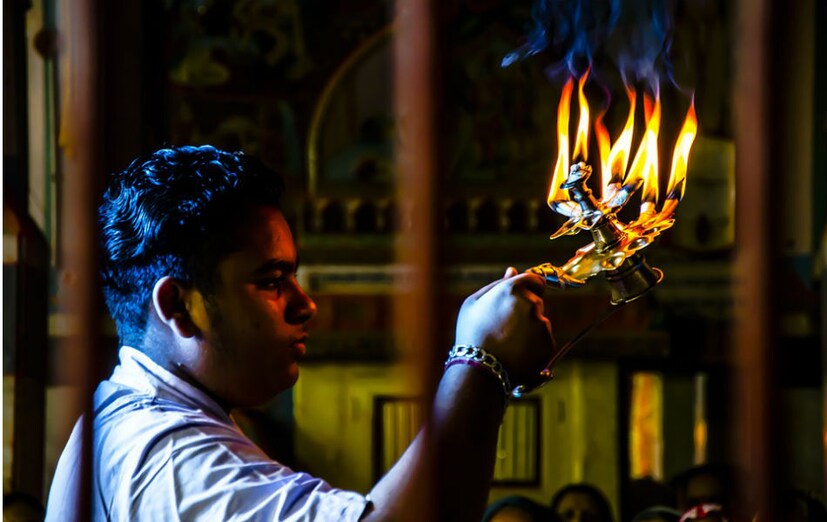 বিষ্ণুপুরাণ অনুসারে পুজো করার সময়েও কখনও খালি গায়ে থাকা উচিৎ নয় ৷ ছবি সংগৃহীত ৷