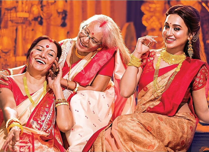 এবছর পুজোর জন্য তানিশ্‌ক-এর এই বিশেষ কালেকশন বেছে নিয়েছে মিমি (Photo: Twitter)