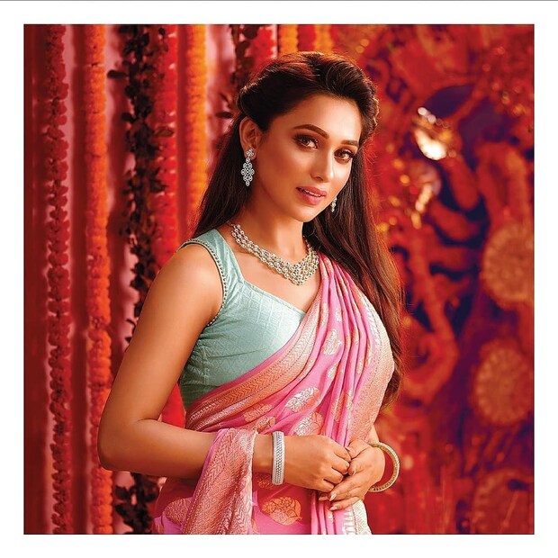 পুজোতে কখনওই ওয়েস্টার্ন পরেন না তিনি। সব শাড়ি। আর তার সঙ্গে ট্রেডিশনাল গয়না (Photo: Twitter)