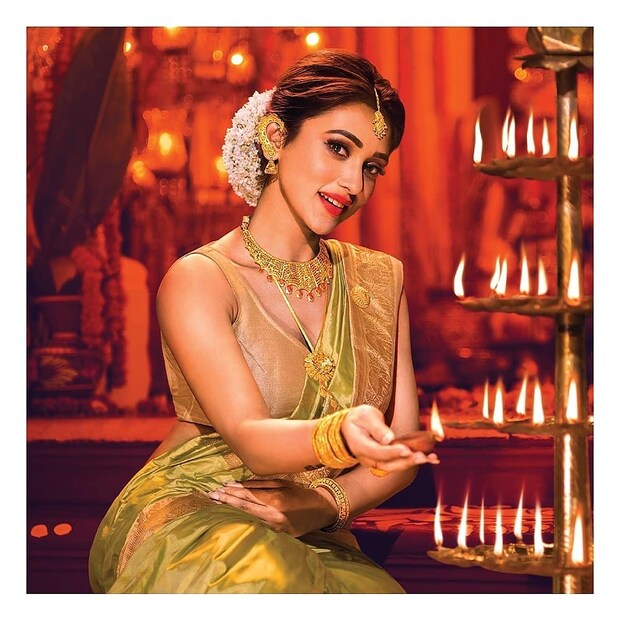 পুজোর ঠিক আগেই ‘তানিশক’ লঞ্চ করল তাদের বিশেষ পুজো কালেকশন অপরূপা । এই কালেকশনের ডিজাইনগুলো শিউলি ফুল, ট্র্যাডিশনাল আলপনা, পদ্ম ফুলের থেকে অনুপ্রাণিত, যার সঙ্গে বাঙালি দুর্গা পুজোর মিল খুঁজে পাবে। (Photo: Twitter)