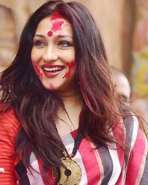 অনেক দূরে বসেই বিজয়ার শুভেচ্ছা জানালেন ঋতুপর্ণা সেনগুপ্ত ৷ তবে নিয়ম করে সিঁদুর খেললেন বাংলার প্রিয় ঋতু ৷ Photo Courtesy: Instagram