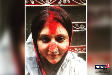 কার মঙ্গল কামনায় সিঁথিতে সিঁদুর, হাতে শাঁখা পলা পরলেন স্বস্তিকা, দেখুন ছবি...