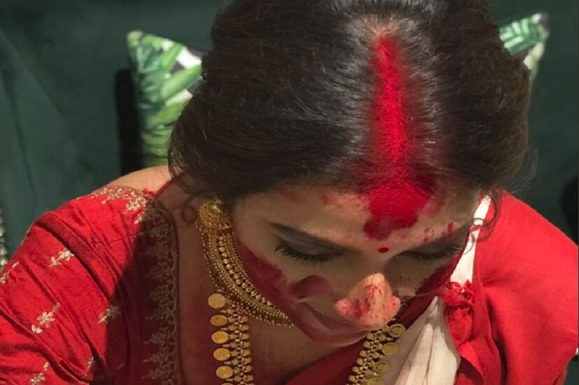 বিয়ের পর প্রথম পুজো বলে কথা ৷ ঠাকুর দেখা, ভোগ খাওয়া সবই হয়ে গিয়েছিল ৷ বাকি ছিল এই দিনটাই ৷ ঠাকুর বরণ করে সিঁদুর খেলা ৷ নিয়ম-নিষ্ঠা করে সেই রীতি পালন করলেন শুভশ্রী ৷ তারপর সবাই মিলে তাঁকে মাখিয়ে দিল সিঁদুর ৷ সিঁথিতে মোটা করে সিঁদুর দিয়ে দিলেন স্বামী রাজ ৷ ঠাকুর দালানে 'লাজে রাঙা' হলেন রাজের শুভ ৷ বিয়ের দিনটা মনে পড়ে গেল দুজনেরই ৷ সিঁথিতে সেই মোটা করে পরা সিঁদুরের ছবি তুললেন শুভশ্রী ৷ Photo Courtesy : Twitter