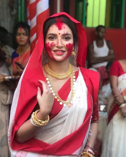 দশমী, তাই লাল পাড়ের সাদা শাড়িতে নিজেকে সাজালেন অভিনেত্রী ৷ হাতিবাগানের কুণ্ডুবাড়িতে এভাবেই হাজির ছিলেন তিনি ৷ ঠাকুর বরণের পরই তার সিঁথিতে সিঁদুর দিলেন এয়োস্ত্রীরা ৷ গালেও লাগালেন সিঁদুর ৷ শুভশ্রীর মুখ তখন সিঁদুরে রাঙা ৷ মাকে এইভাবে বিদায় জানালেন তিনি ৷ মন ভরে করে নিলেন প্রার্থনা ৷  Photo Courtesy: Twitter