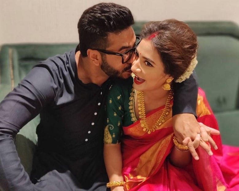 প্রেম ছাড়া তো পুজো জমে না ৷ পুজো মানেই যেন প্রেম আরও জমে ওঠে ৷ অনেকেই অনেক কিছু বলেছিলেন তাঁদের বিয়ে নিয়ে ৷ বিয়ে তো হয়েছে ধুমধাম করে ৷ বিয়ের পর প্রথম পুজোতে রাজশ্রীর প্রেম যেন আরও জমে উঠল ! সবার সামনেই বউয়ের গালে চুমু খেলেন রাজ ৷ শুভশ্রী তখন অপ্রস্তুত ৷ হেসে উঠলেন জোরে জোরেই ! জমে উঠল তাঁদের নবমী নিশি ! Photo Courtesy: Twitter