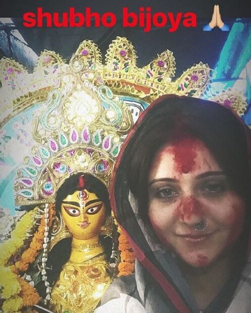 মেয়েও যেন জীবনে সফল হয়, তেই কামনাই করছেন মা ৷ দুর্গা মায়ের কাছে যেন সেই প্রর্থনাই করেছেন অভিনেত্রী ৷ এক পাশাপাশি সকলের মঙ্গল কামনা করে শুভ বিজয়ার শুভেচ্ছা জানিয়েছেন স্বস্তিকা ৷ Photo Courtesy: Instagram