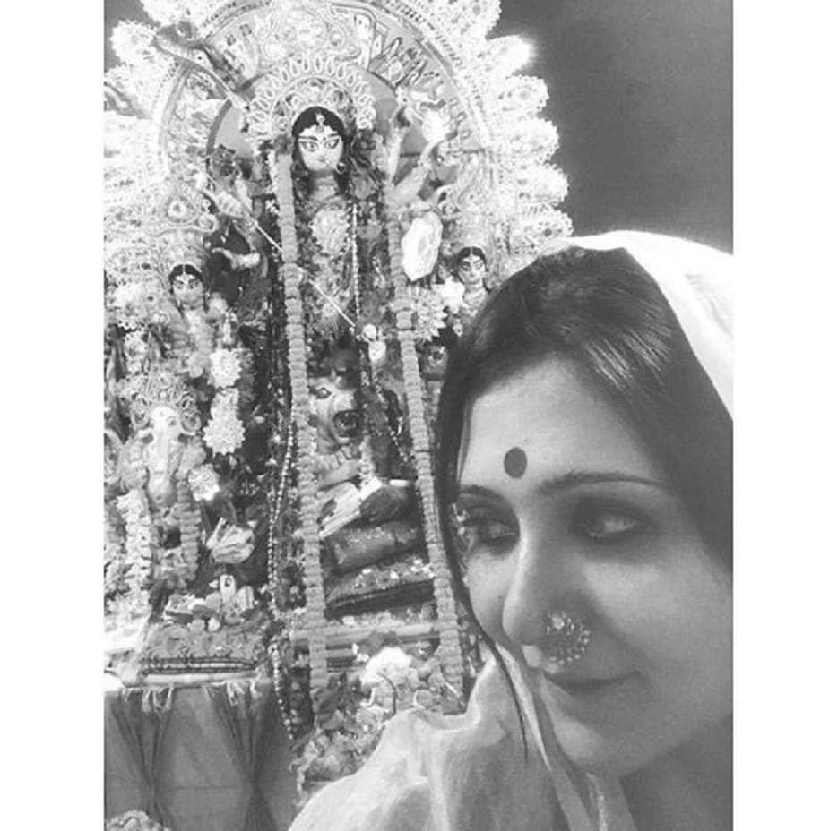 মেয়ে অন্বেষা তাঁর চোখের মণি ৷ তবে আপাতত পড়াশুনার সূত্রে মেয়ে বাইরে রয়েছে ৷ তাই মেয়েকে বড্ড মিস করেন স্বস্তিকা ৷ Photo Courtesy: Instagram মেয়ে অন্বেষা তাঁর চোখের মণি ৷ তবে আপাতত পড়াশুনার সূত্রে মেয়ে বাইরে রয়েছে ৷ তাই মেয়েকে বড্ড মিস করেন স্বস্তিকা ৷ Photo Courtesy: Instagram