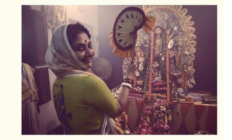 শুধু সিঁদুর খেলা নয়, পুজোতে তাঁর হাতে ওঠে শাঁখা পলাও ৷ যারা সারা বছর না পরলেও, পুজোর সময় বিবাহিত বাঙালি মহিলারা পুজোর সময় নিয়ম মেনে শাঁখা পলা পরে থাকেন ৷ মূলত স্বামীর মঙ্গল কামনায় শাঁখা পলা, সিঁদুর পরেন মহিলারা ৷ সেইভাবে স্বস্তিকাও পালন করলেন এই রীতি ৷ Photo Courtesy: Instagram শুধু সিঁদুর খেলা নয়, পুজোতে তাঁর হাতে ওঠে শাঁখা পলাও ৷ যারা সারা বছর না পরলেও, পুজোর সময় বিবাহিত বাঙালি মহিলারা পুজোর সময় নিয়ম মেনে শাঁখা পলা পরে থাকেন ৷ মূলত স্বামীর মঙ্গল কামনায় শাঁখা পলা, সিঁদুর পরেন মহিলারা ৷ সেইভাবে স্বস্তিকাও পালন করলেন এই রীতি ৷ Photo Courtesy: Instagram