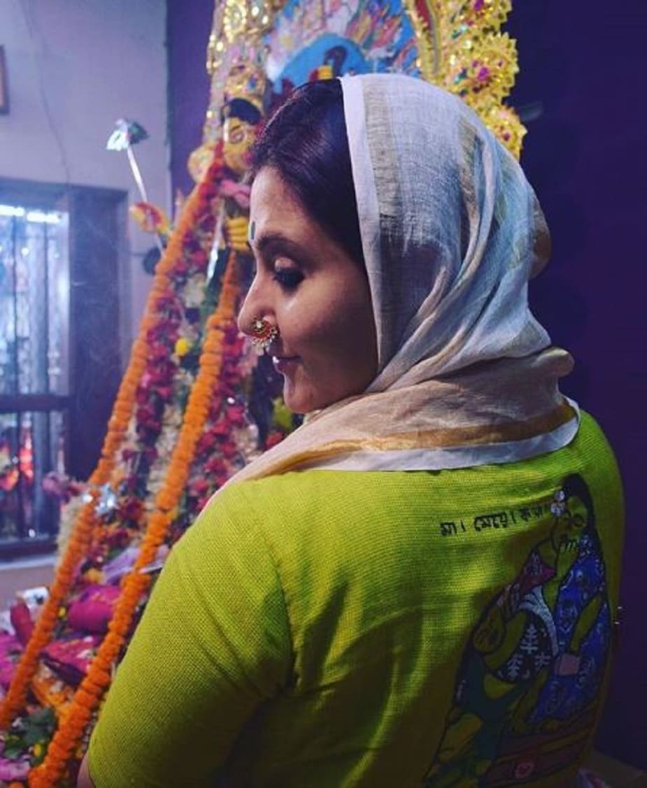 মাত্র ২৪ বছরে প্রমিত সেনের সঙ্গে বিয়ে হয় স্বস্তিকার ৷ সই বিয়ে টেকেনি ৷ এরপর স্বস্তিকার সঙ্গে একে একে নাম জড়িয়েছে পরমব্রত চট্টোপাধ্যায়, জিৎ, দিব্যেন্দুর ৷ তবে কোন সম্পর্কই টেকেনি ৷ তাঁর সঙ্গে পরিচালক সুমন মুখোপাধ্যায়ের সম্পর্ক নিয়ে বিতর্কও তৈরি হয় ৷ Photo Courtesy: Instagram মাত্র ২৪ বছরে প্রমিত সেনের সঙ্গে বিয়ে হয় স্বস্তিকার ৷ সই বিয়ে টেকেনি ৷ এরপর স্বস্তিকার সঙ্গে একে একে নাম জড়িয়েছে পরমব্রত চট্টোপাধ্যায়, জিৎ, দিব্যেন্দুর ৷ তবে কোন সম্পর্কই টেকেনি ৷ তাঁর সঙ্গে পরিচালক সুমন মুখোপাধ্যায়ের সম্পর্ক নিয়ে বিতর্কও তৈরি হয় ৷ Photo Courtesy: Instagram