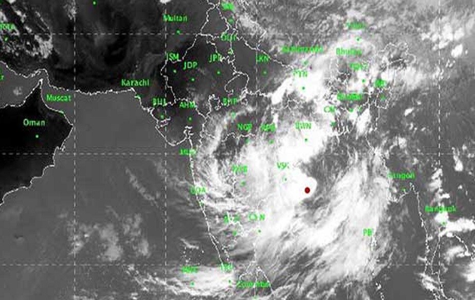• শক্তি বাড়িয়ে ধেয়ে যাচ্ছে ঘুর্ণিঝড় ‘তিতলি’। অভিমুখ - ওড়িশা-অন্ধ্রপ্রদেশ উপকূলবর্তী এলাকা। এর জেরে খুর্দা রোড ও ভিজিয়ানাগরমের মধ্যে বুধবার রাত ১০ টা থেকে ট্রেন চলাচল বন্ধ রাখার সিদ্ধান্ত নেওয়া হয়েছে ৷ উত্তরপ্রদেশ এবং হাওড়া/খড়গপুর থেকে আসা ট্রেনগুলিকেও ভদ্রকের পর থেকে বিকেল ৫টা ১৫ মিনিটের পর থেকে চলাচল বন্ধ রাখার সিদ্ধান্ত নেওয়া হয়েছে ৷ • শক্তি বাড়িয়ে ধেয়ে যাচ্ছে ঘুর্ণিঝড় ‘তিতলি’। অভিমুখ - ওড়িশা-অন্ধ্রপ্রদেশ উপকূলবর্তী এলাকা। এর জেরে খুর্দা রোড ও ভিজিয়ানাগরমের মধ্যে বুধবার রাত ১০ টা থেকে ট্রেন চলাচল বন্ধ রাখার সিদ্ধান্ত নেওয়া হয়েছে ৷ উত্তরপ্রদেশ এবং হাওড়া/খড়গপুর থেকে আসা ট্রেনগুলিকেও ভদ্রকের পর থেকে বিকেল ৫টা ১৫ মিনিটের পর থেকে চলাচল বন্ধ রাখার সিদ্ধান্ত নেওয়া হয়েছে ৷