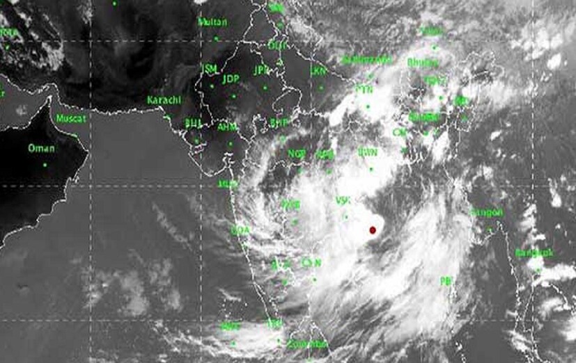 • শক্তি বাড়িয়ে ধেয়ে যাচ্ছে ঘুর্ণিঝড় ‘তিতলি’। অভিমুখ - ওড়িশা-অন্ধ্রপ্রদেশ উপকূলবর্তী এলাকা। এর জেরে খুর্দা রোড ও ভিজিয়ানাগরমের মধ্যে বুধবার রাত ১০ টা থেকে ট্রেন চলাচল বন্ধ রাখার সিদ্ধান্ত নেওয়া হয়েছে ৷ উত্তরপ্রদেশ এবং হাওড়া/খড়গপুর থেকে আসা ট্রেনগুলিকেও ভদ্রকের পর থেকে বিকেল ৫টা ১৫ মিনিটের পর থেকে চলাচল বন্ধ রাখার সিদ্ধান্ত নেওয়া হয়েছে ৷