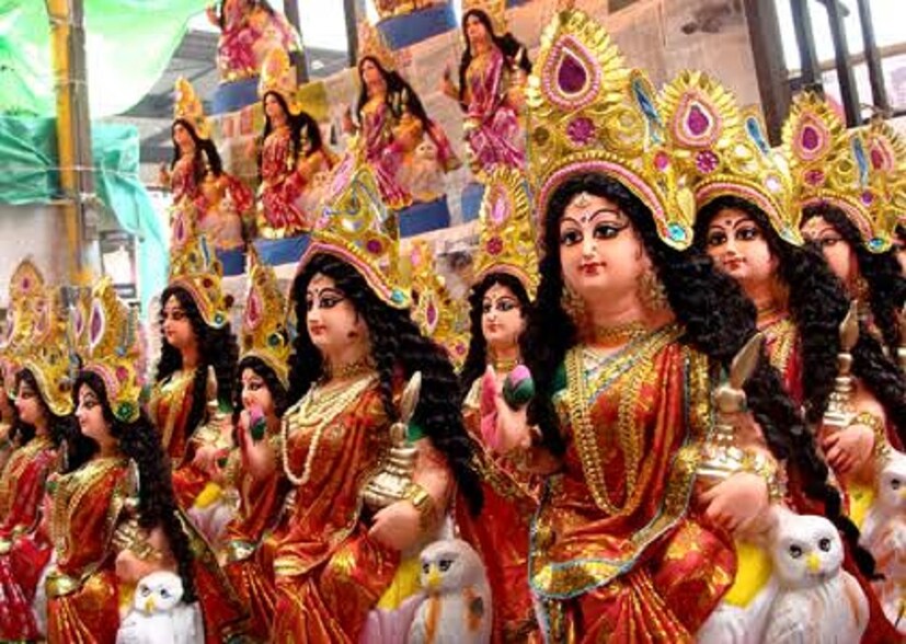 মা লক্ষ্মীকে সন্তুষ্ট করতে নাড়ু, মোয়া, নানান ফলমূল, মিষ্টি, ফুল, ধানের শিস, ধানের পরিপূর্ণ পাত্র ইত্যাদি দিয়ে মায়ের পুজো করে থাকি ৷ 