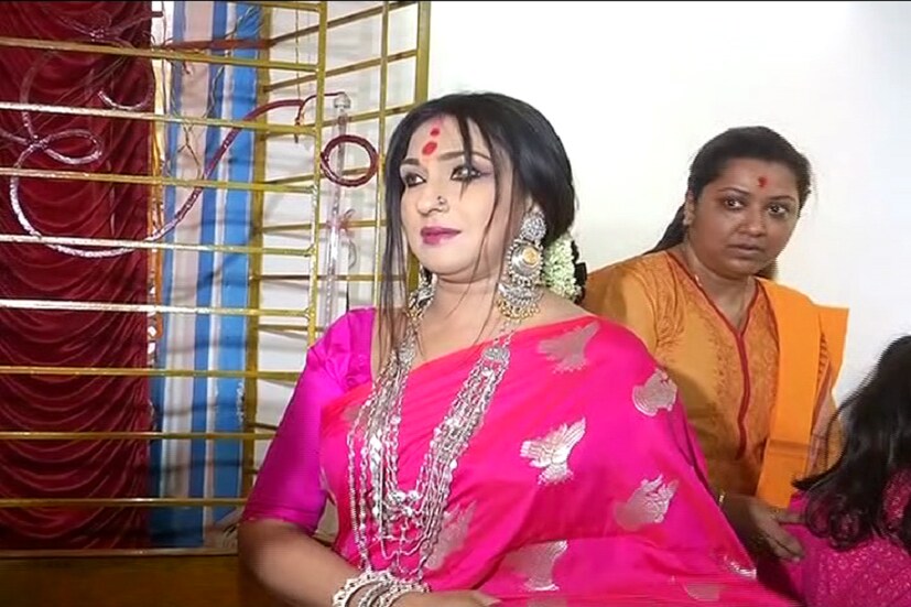 সপ্তমীর সকালে পল্লীশ্রীর পুজোয় অঞ্জলি দিচ্ছেন মোহময়ী নায়িকা ঋতুপর্ণা সেনগুপ্ত ৷