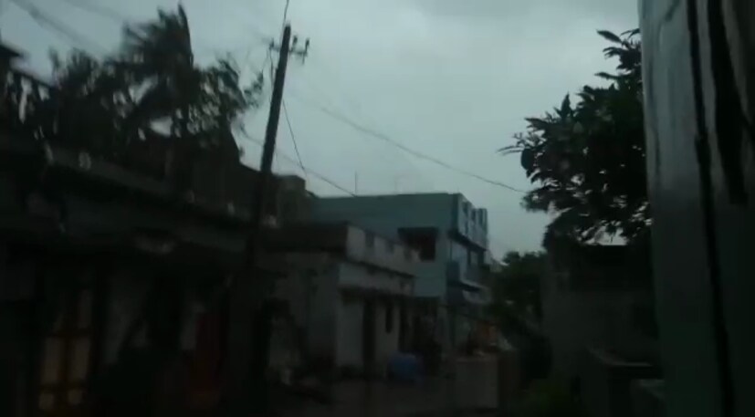 আজ সকাল থেকেই তিতলির দাপট দেখা গিয়েছে পটাশপুরেও ৷ 