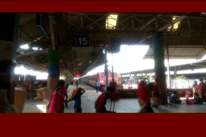 নাজেহাল সব যাত্রীরা শুরু হয়েছে অভিযোগ পাল্টা অভিযোগের পালা ৷ 