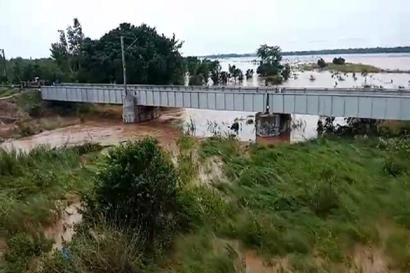 তবে আজ বেলা ১২ টা থেকে মেরামতির পরে এই ব্রিজকে যান চলাচলের পক্ষে উপযোগী বলে ঘোষণা করা হয়েছে ৷ 
