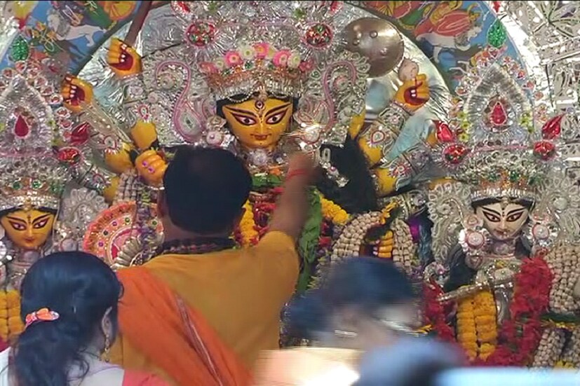 মল্লিকবাড়ির পুজোয় রীতিমত মানুষের ভিড় এখন ৷ শুধুমাত্র আত্মীয় স্বজনই নয় ৷ পাড়া পড়শির ভিড়ে জমজমাট মল্লিকবাড়ি ৷ 