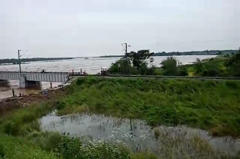 আর যদি বৃষ্টি, ঝড়ে ক্ষতিগ্রস্ত না হয়ে থাকে বা অন্য কোনও প্রাকৃতিক বিপর্যয়ের মুখে না পড়ে তবে ট্রেন চলাচল শুরু হবে খুব তাড়াতাড়ি ৷