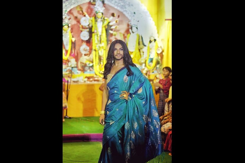 নাম অমিত বিট্টু দে ৷ অ্যান্ড্রোজেনাস মডেল ৷ নারী ও পুরুষ দুই সত্ত্বাই তার মধ্যে ৷ তাই তো পুরুষের শরীরে তিনি খুব স্বাভাবিক ভাবেই তুলে ধরেণ নারীর অভিব্যক্তি ৷ যারা নিজেকে আলাদা করে পুরুষ বা নারী ভাবতে যারা পছন্দ করেন না তাদেরকেই বলা হয় অ্যান্ড্রোজিনি ৷ Photo Courtesy: Facebook 