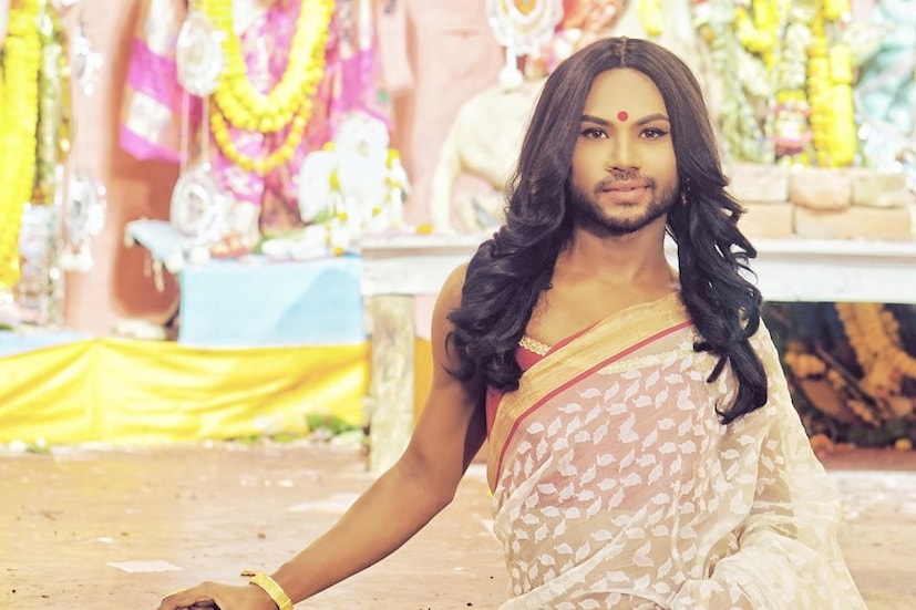মুখে দাড়ি আর লম্বা চুলের অদ্ভুত সাজ, তবুও পুজো মন্ডমে তাঁকে দেখতেই ভিড় ৷ তিনি অমিত ৷ পুজোর ক’টা দিন প্রাণ খুলে সেজেছেন ৷ শাড়ি সঙ্গে মানানসয়ী গয়না ৷ কপালে টিপও রয়েছে ৷ Photo Courtesy: Facebook 