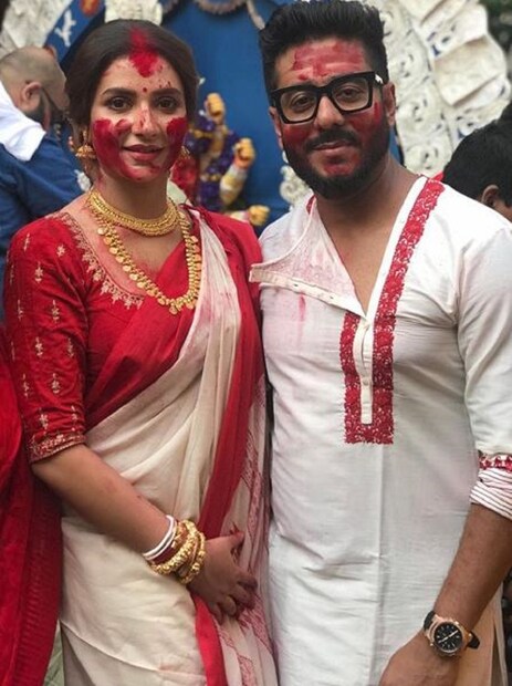 স্ত্রীর সঙ্গে মানিয়েই পোশাক পরেছিলেন রজ ৷ তাঁর পাঞ্জাবীও ছিল সাদা সঙ্গে হাল্কা লাল সুতোর এমব্রয়ডারি ৷ জুটিতে লাল-সাদা ছিল দশমীর ড্রেস কোড ৷ স্ত্রীর সিঁথিতে সিঁদুর দিলেন রাজ, স্বামীর মুখে সিঁদুর মাখালেন শুভশ্রী ৷ এভাবেই যেন সুখে শান্তিতে থাকেন তারা, এমনই কামনা সকলের ৷ Photo Courtesy: Twitter