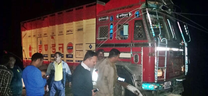 ইন্ডেন গ্যাসের সিলিন্ডার বোঝাই ট্রাক বড় খাদে পড়তে পড়তে বেঁচে গিয়েছে ৷ ছবি সংগৃহীত ৷ 