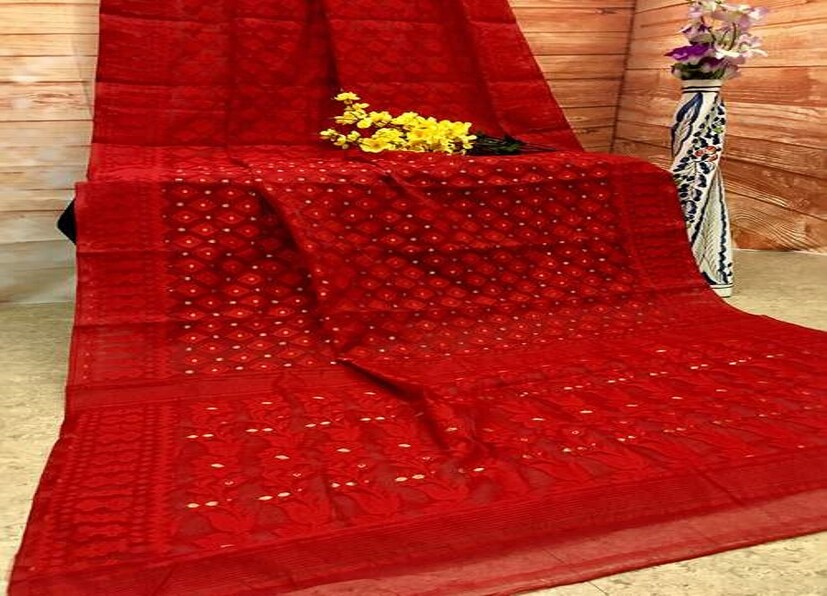 ভারি নকশা করা শাড়ি ভালো রাখতে সবসময় শাড়ির উল্টো দিকটা বাইরের দিকে রেখে ভাঁজ করুন, সরাসরি সুগন্ধি ছড়াবেন না! স্থায়ী দাগ পড়ে যেতে পারে। Photo Source: Collected