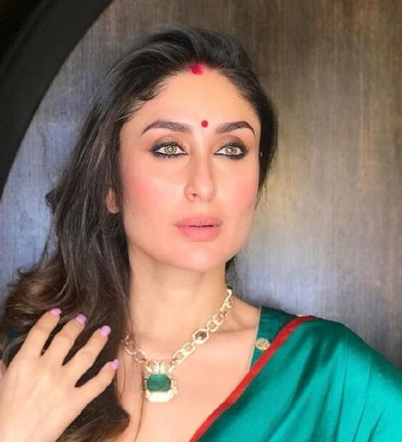 এরইমধ্যে করিনার ছবি ভাইরাল সোশ্যাল মিডিয়ায় ৷ এই ছবিটিতে পুরো নববধূ মনে হচ্ছে করিনাকে ৷ সবুজ শাড়ি , কপালে লাল টিপ, সীমান্তে উজ্জ্বল লাল সিঁদুর ৷ এ যেন ঢলঢল কাঁচা অঙ্গ ৷ Photo Courtesy - poonamdamania / Instagram Handle 