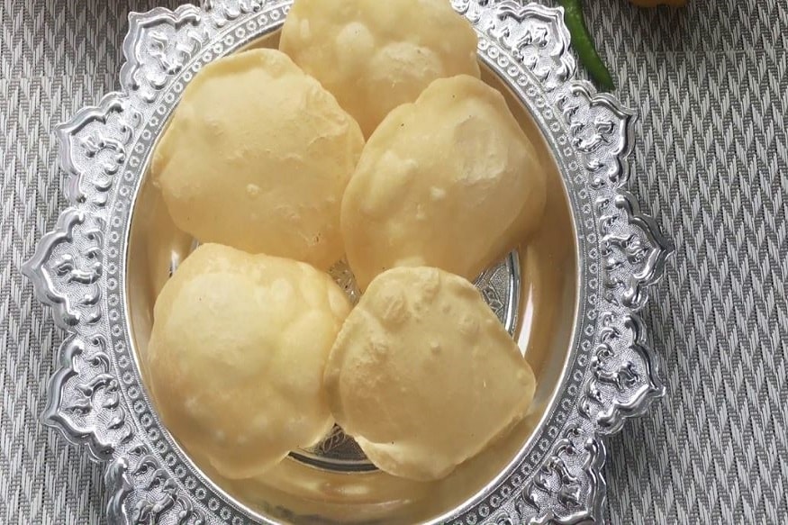  লুচি ভালোবাসে না এমন বাঙালি বোধহয় হাতে হ্যারিকেন নিয়ে খুঁজলেও পাওয়া যাবে না ৷ আর হালকা হালকা শীত শীত পড়ছে , এই সময় রবিবার সকালটা জাস্ট জমে যেতে পারে যদি ফুলকো ফুলকো লুচি হয় ৷ Photo -Youtube