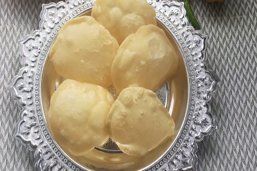 লুচি ভালোবাসে না এমন বাঙালি বোধহয় হাতে হ্যারিকেন নিয়ে খুঁজলেও পাওয়া যাবে না ৷ আর হালকা হালকা শীত শীত পড়ছে , এই সময় রবিবার সকালটা জাস্ট জমে যেতে পারে যদি ফুলকো ফুলকো লুচি হয় ৷ Photo -Youtube