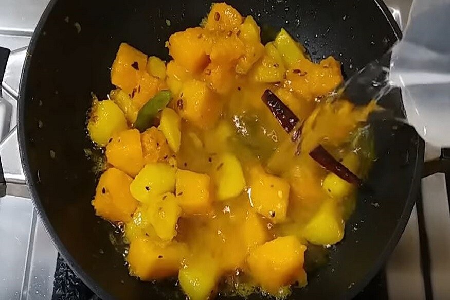  এবার এতে জল দিয়ে দিন অল্প করে ৷ যাতে কুমড়োটা সেদ্ধ হতে পারে ৷ Photo -Youtube