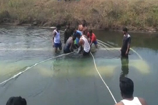 Locals try to rescue passengers as bus falls into canal in Karnataka's Mandya (TV grab)