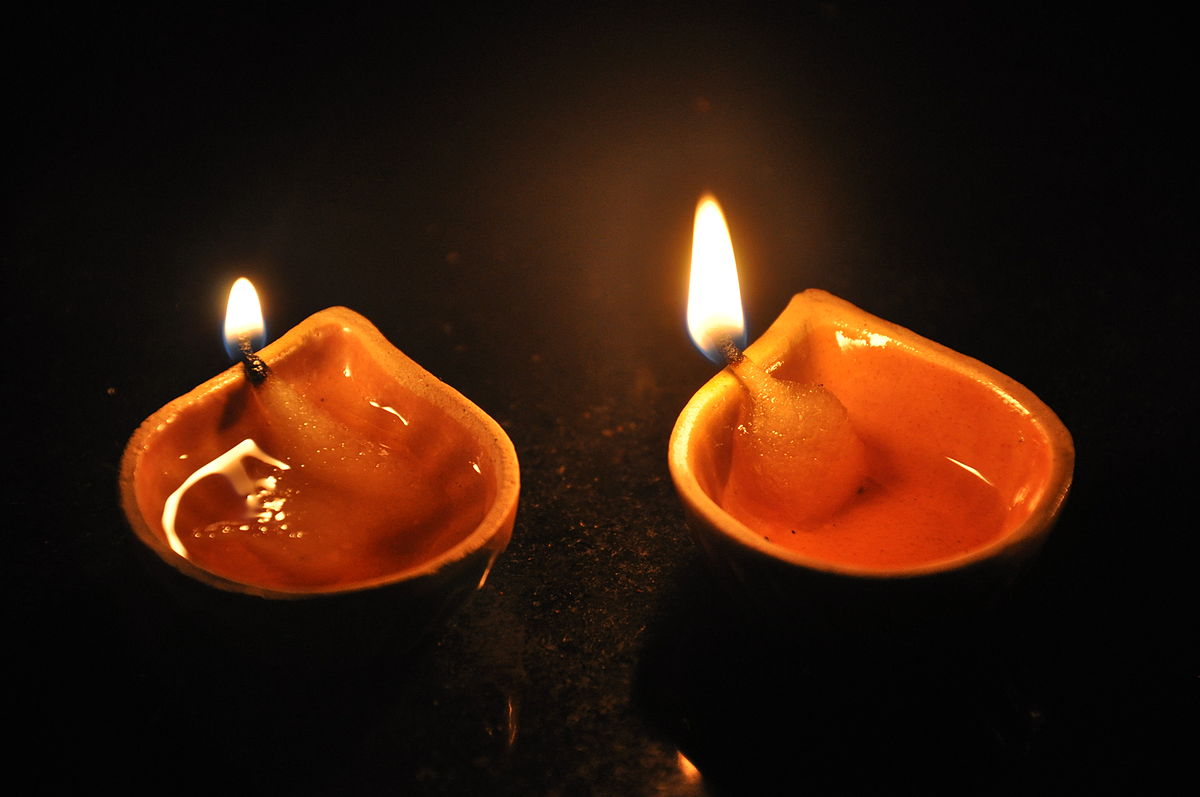 দিওয়ালির সময় ঘরে ঘরে মোমবাতি, প্রদীপ, জ্বালানোর পিছনে রয়েছে একটি গল্প ৷ সেই প্রচলিত গল্পকে মেনেই এখনও এই আলোর উৎসবে সেজে ওঠে গোটা দেশ-বিদেশ ৷ দিওয়ালির সময় ঘরে ঘরে মোমবাতি, প্রদীপ, জ্বালানোর পিছনে রয়েছে একটি গল্প ৷ সেই প্রচলিত গল্পকে মেনেই এখনও এই আলোর উৎসবে সেজে ওঠে গোটা দেশ-বিদেশ ৷