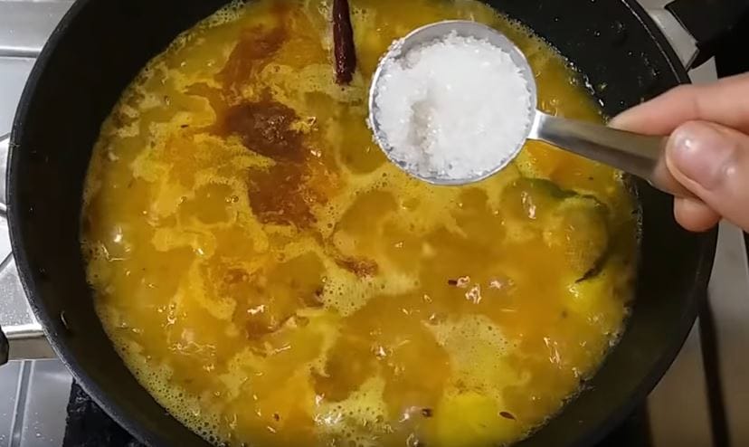  এর মধ্যে দিয়ে দিন জিরে গুঁড়ো, এক বড় চামচ চিনি ৷ খানিক্ষণ ফুটে যাওয়ার পর খুন্তির সাহায্যে আলু ও কুমড়োগুলি একটু একটু করে থেঁতলে দিন ৷ Photo -Youtube