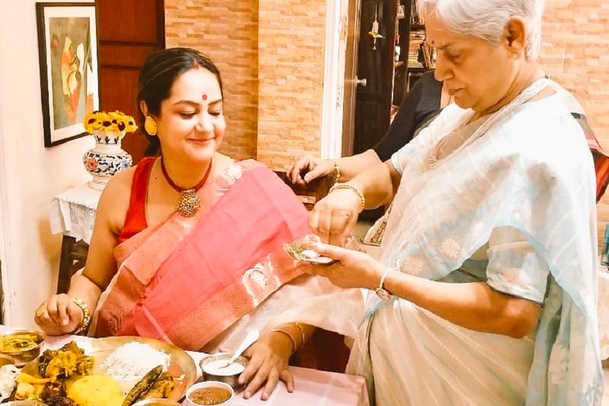 ১. জীবনের সবথেকে সুন্দর সময়টা বোধ হয় একেই বলে ৷ আর সেই সময়ের মধ্যে দিয়ে যাচ্ছেন সুদীপা চট্টোপাধ্যায় ৷ সন্তানসম্ভবা তিনি ৷ এই তো কিছুদিন আগে গিয়েছে বাড়ির দুর্গাপুজো ৷ সে সময়টা প্রত্যেক বছরের মতোই আনন্দে কাটিয়েছেন তিনি ৷ ছবি: ট্যুইটার ৷ ১. জীবনের সবথেকে সুন্দর সময়টা বোধ হয় একেই বলে ৷ আর সেই সময়ের মধ্যে দিয়ে যাচ্ছেন সুদীপা চট্টোপাধ্যায় ৷ সন্তানসম্ভবা তিনি ৷ এই তো কিছুদিন আগে গিয়েছে বাড়ির দুর্গাপুজো ৷ সে সময়টা প্রত্যেক বছরের মতোই আনন্দে কাটিয়েছেন তিনি ৷ ছবি: ট্যুইটার ৷