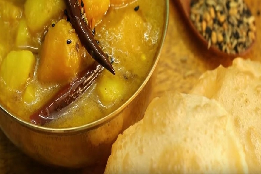  তরকারি অল্প ঘন হয়ে এলে কড়া থেকে নামিয়ে পাত্রে ঢেলে নিন আর পরিবেশন করুন গরম গরম লুচির সঙ্গে ৷ আর যিনি খাবেন তিনি একেবারে মজে যাবেন এই নয়া রেসিপিতে ৷ Photo -Youtube