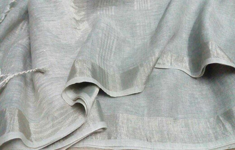 টিস্যু: বাড়িতে নয়, ভাল দোকানে, একমাত্র বেনারসি শাড়ির কারিগরদের হাতেই ওয়াশ করান। সাধারণ ড্রাই ক্লিনিং করলে, শাড়িতে ভাঁজ পড়ে যেতে পারে। Photo Source: Collected