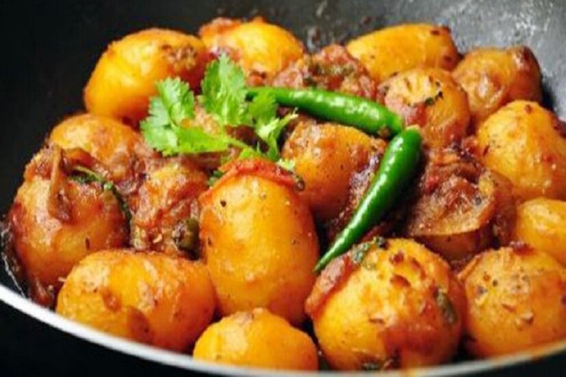 সকালের গাঢ় কুয়াশা ইতিমধ্যেই জানান দিচ্ছে, শীত আসছে! আর শীত মানেই টাটকা সবজি! আর কয়েকটা দিনের মধ্যেই বাজারে দেখা মিলবে নতুন আলুর। শীতের রাতে, রুটি বা লুচি দিয়ে নতুন আলুর 'আলু বাহারি'...! ভাবলেই উত্তেজনা... Photo Source: Collected